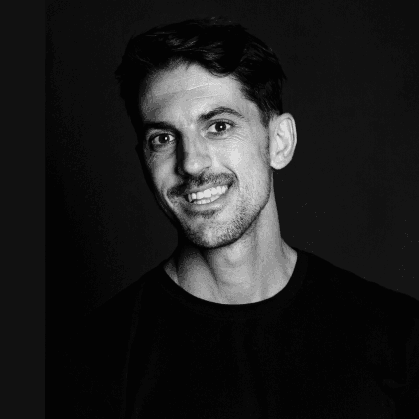Retrato de medio cuerpo sobre fondo neutro